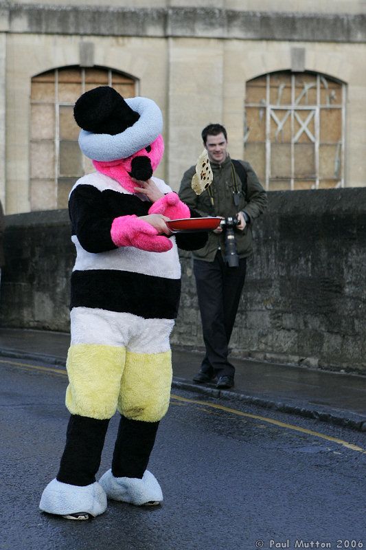 Bertie Bassett Tossing On The Bridge A8V8391