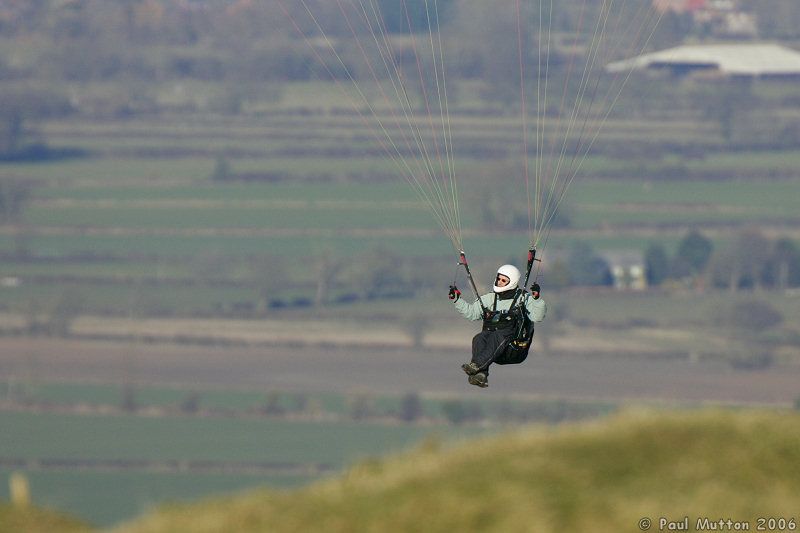 Paraglider flying low T2E8187